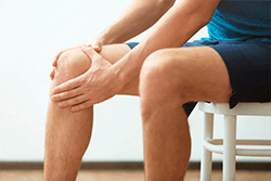 Почему болят колени у взрослых